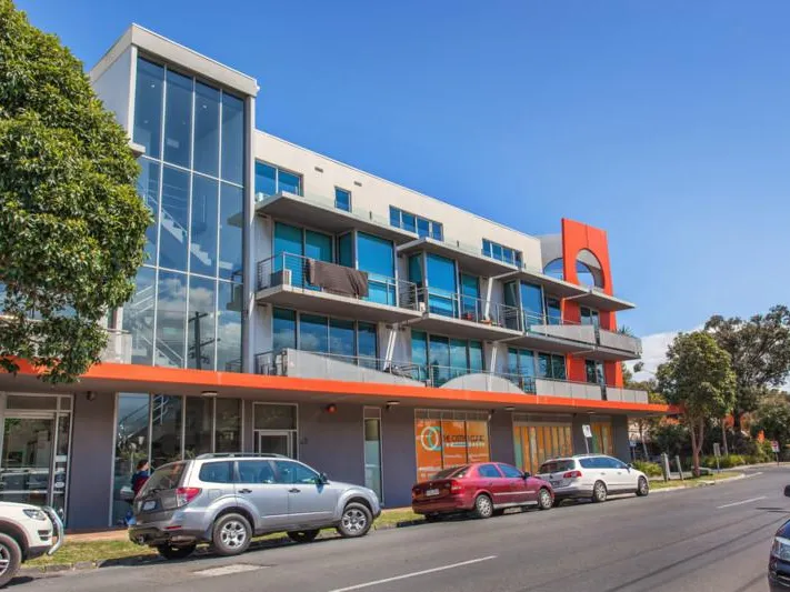 CONTEMPORARY NORTH FACING APARTMENT!