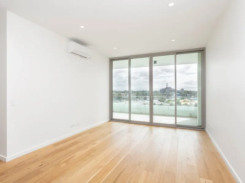 CLOSE TO ALL AMMENITIES!!! 2 CAR BAYS APARTMENT