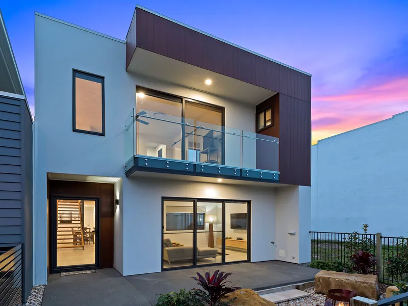 Large family home in sunshine cove ! GET IN NOW 