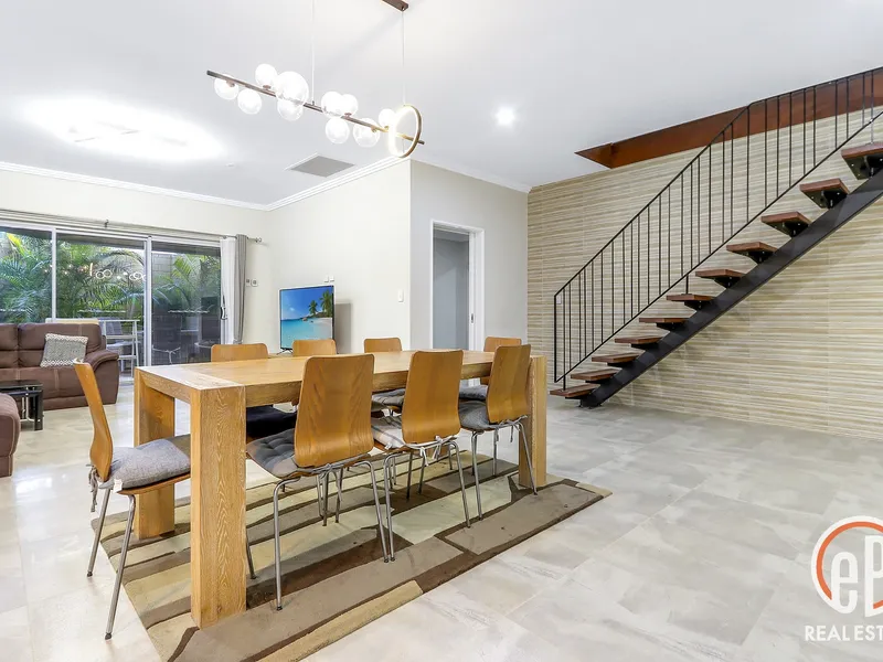Luxurious Modern Quality Home - Includes Pool and Stylish Loft