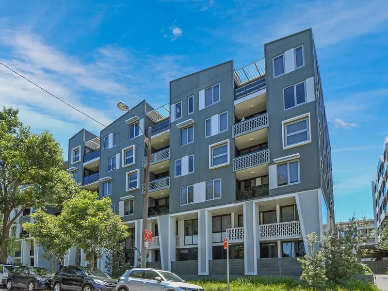 STYLISH  MODERN ONE BEDROOM APARTMENT WITH lEAFY VIEWS!
