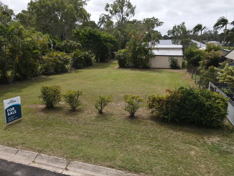 Vacant 800m2 Land With Shed & Bathroom - 1km To The Beach!