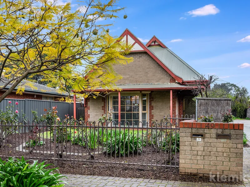 Freestanding retreat with private gardens in leafy Maylands