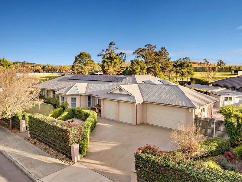 Ultimate Luxury Living: 5-Bedroom Retreat on Half-Acre Block!