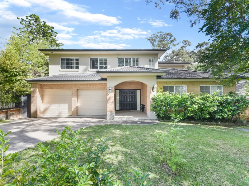 Modern Family Home & Entertainer on a 790sqm Level Block