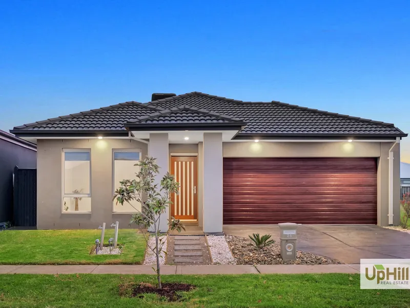 Spacious, Modern, Family Home in Beaconsfield!