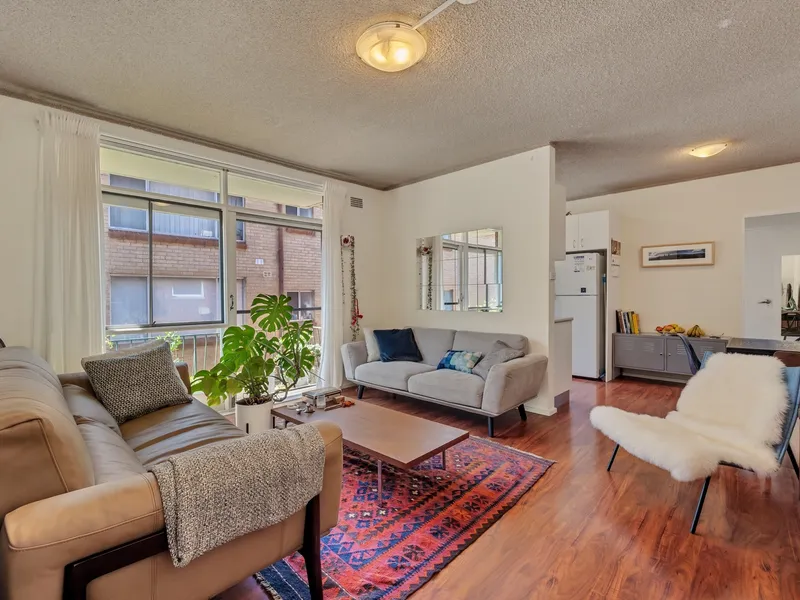 Instant style in a smartly updated apartment 