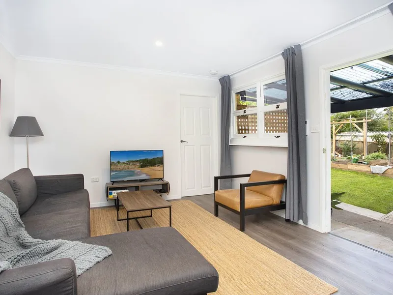 Garden Flat ~Electricity, Water & Internet Included!