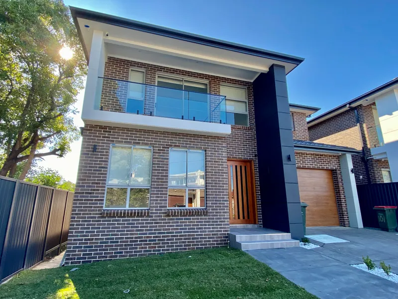 STUNNING 5 BEDROOM DESIGNER QUALITY FAMILY HOME