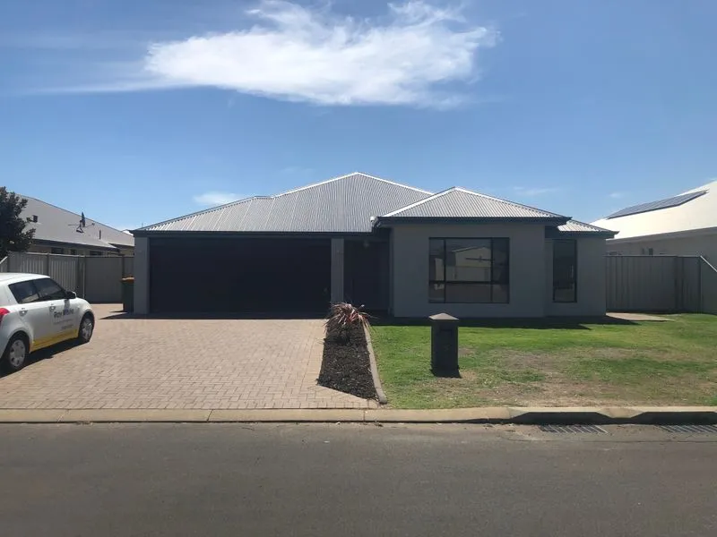 LARGE FAMILY HOME - DUCTED R/C AIR CON - SOLAR PANELS - PETS CONSIDERED - SIDE ACCESS