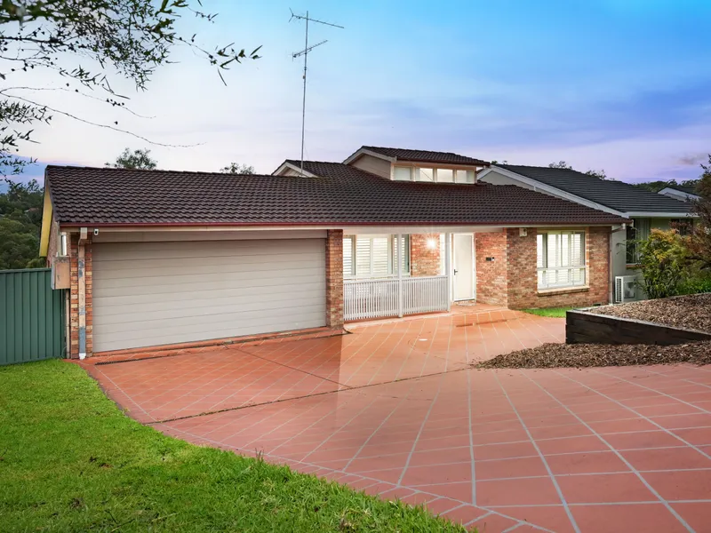 Entertainers Paradise // Pool and Bush Views