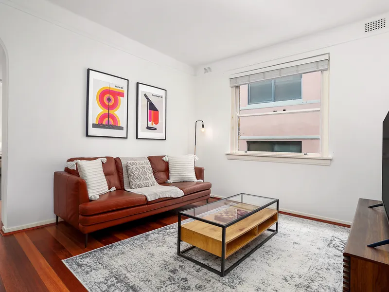Prime Position - Renovated Art Deco Apartment Only 280m To Bondi Beach