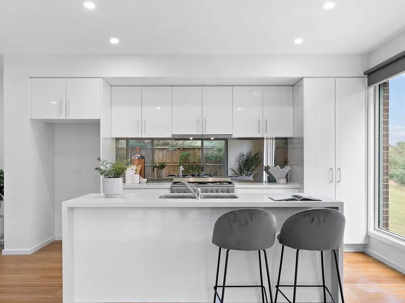 FOR LEASE: Stunning 4 Bedroom Townhouse in Knoxfield!