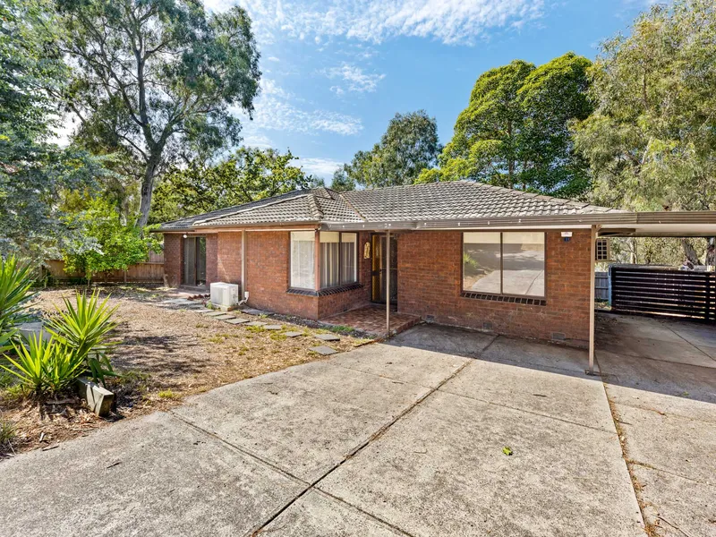 Macleod 4 Bedroom House with its own park in the backyard  near Station and Busses at the door step.