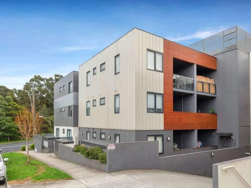 Studio apartment with car space and close to Deakin University
