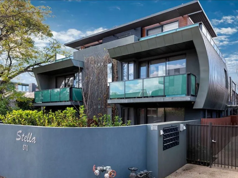 UNDER OFFER - Stylish top floor apartment in the heart of Hawthorn