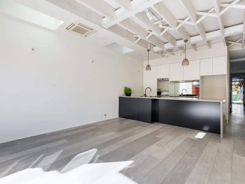 Fully-renovated quality courtyard residence