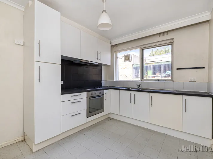 HOP SKIP AND JUMP TO EVERYTHING - ONE WEEKS FREE RENT