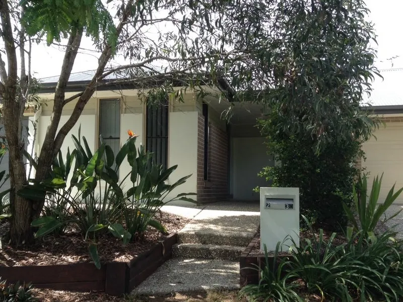MODERN DUPLEX WITH TRANQUIL SURROUNDS!!