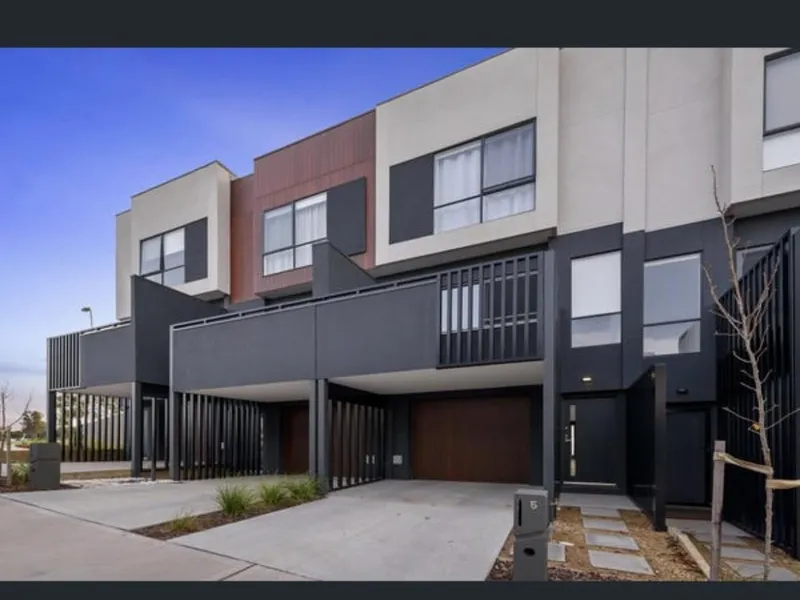 BRAND NEW MODERN LIVING – EXCELLENT LOCATION!