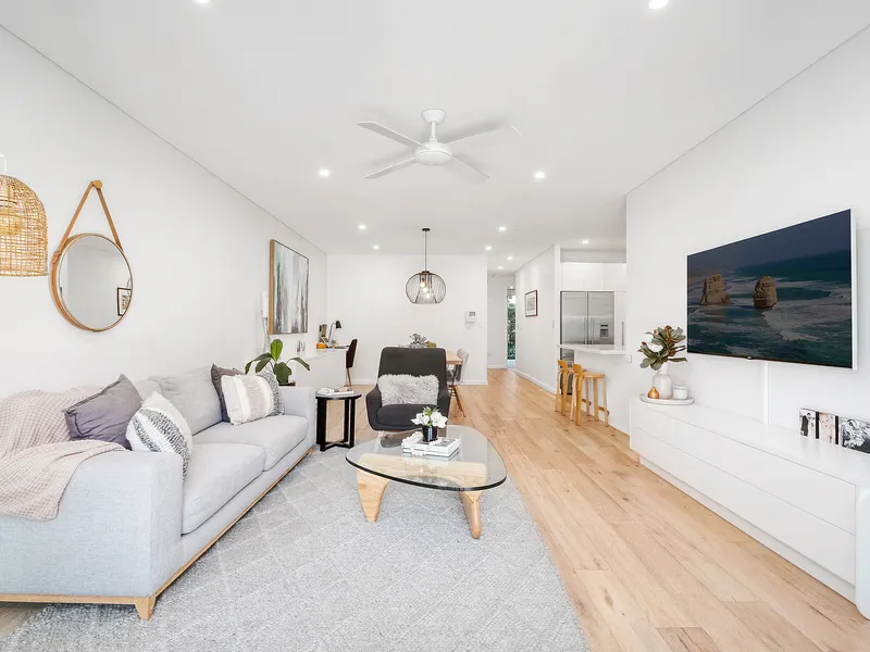 Idyllic garden retreat set between beach and shops