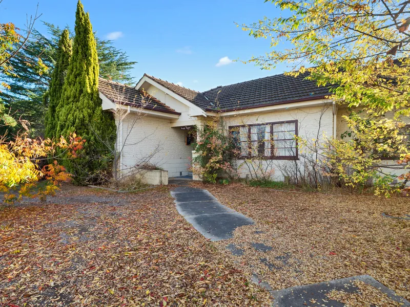 Centrally located 3 Bedroom Brick Home on Large 1296m2 Block. 