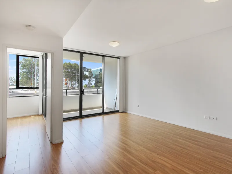 NATURAL LIGHT FILLED APARTMENT 