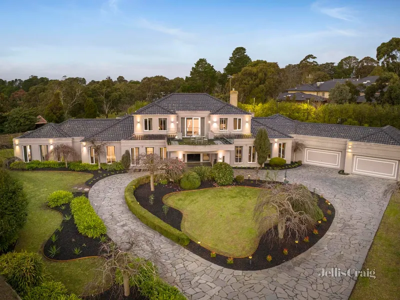 Luxurious entertainers’ haven on an acre of parkland