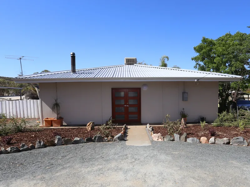 4 Bedroom, 2 bathroom family home in Kambalda East!