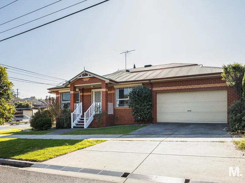 SINGLE LEVEL – YEP. DOUBLE GARAGE – YOU BET. 3040 POSTCODE – ABSOLUTELY.