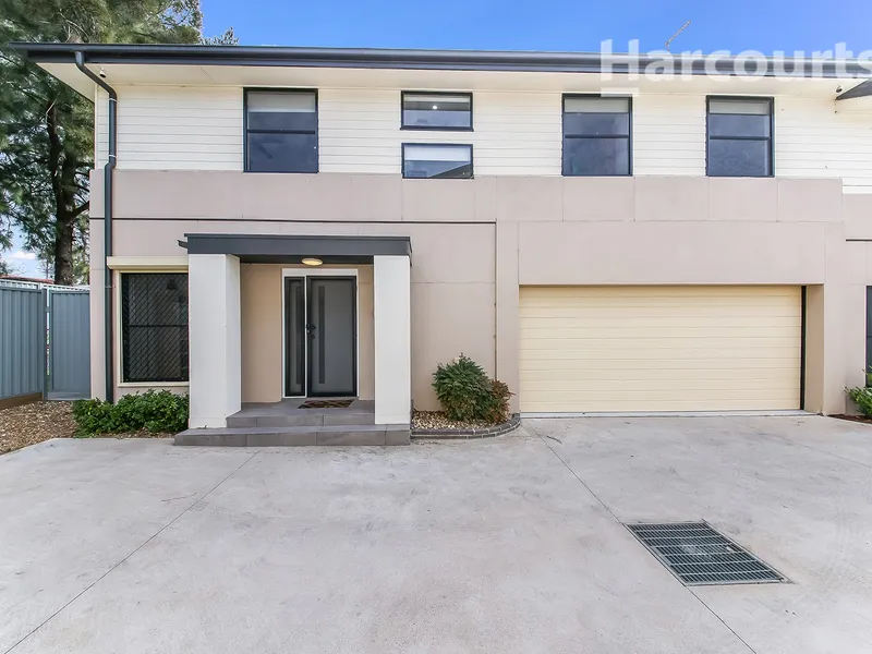 Immaculate Townhouse Offering Contemporary Living!