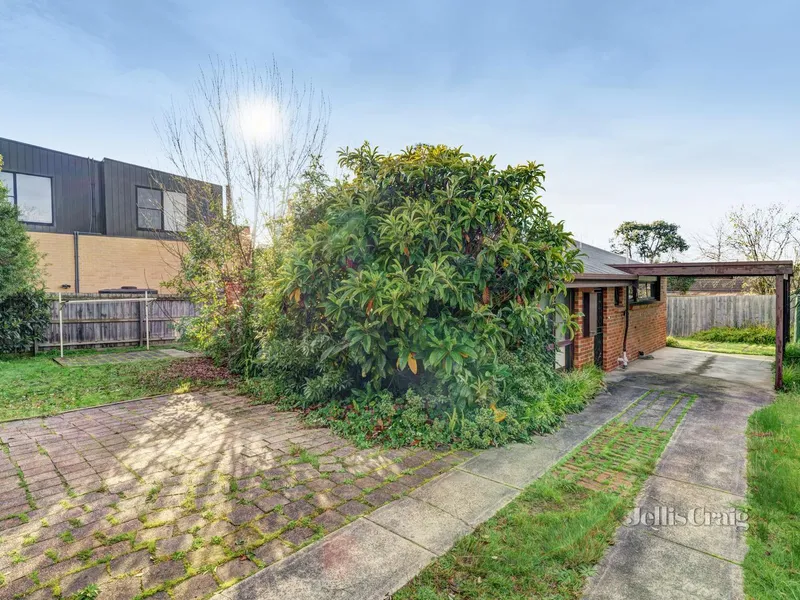 Cozy Home, Fantastic Location!