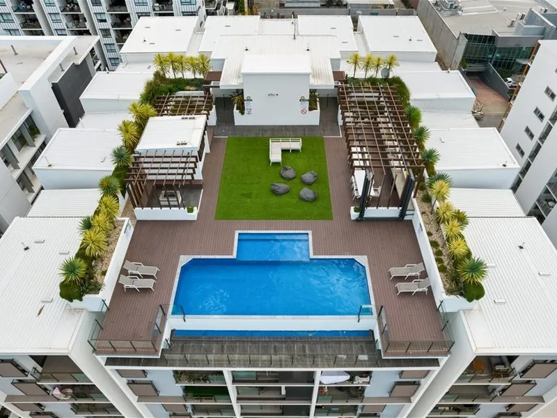 Near New 2 Bedroom Luxurious Inner City Living