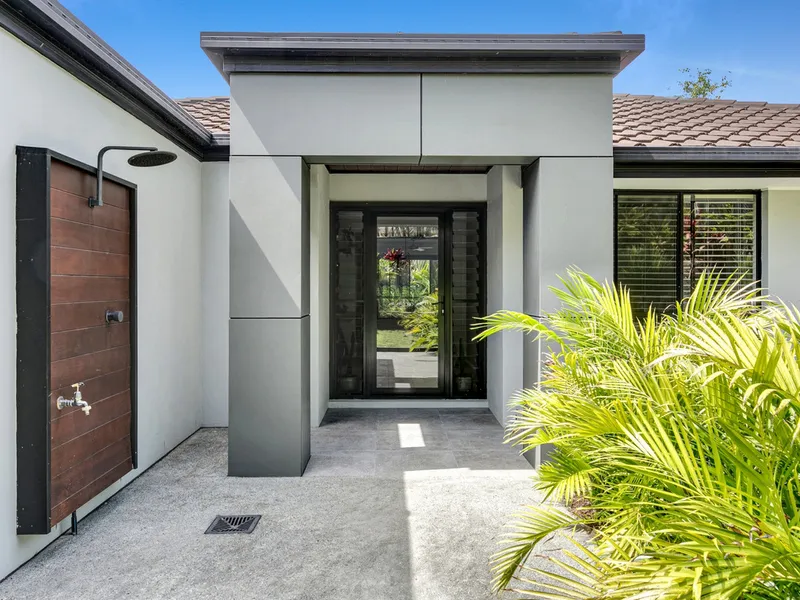 Large Family Entertainer With Sparkling Pool & Views!