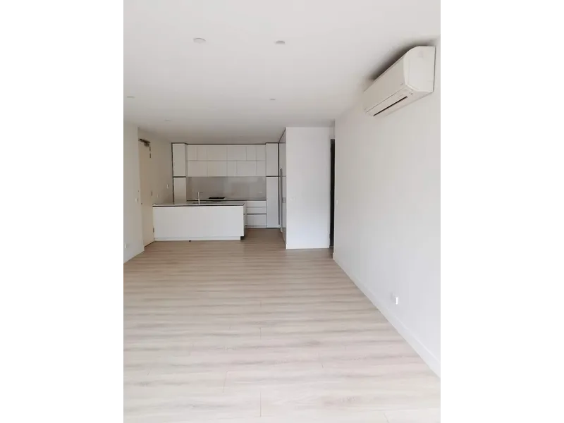 Modern Two-bedroom apartment with carpark and garden in Box Hill