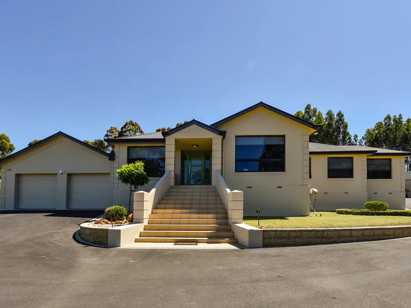 ULTIMATE FAMILY LIVING WITH A GOLF COURSE AT YOUR BACK DOOR 