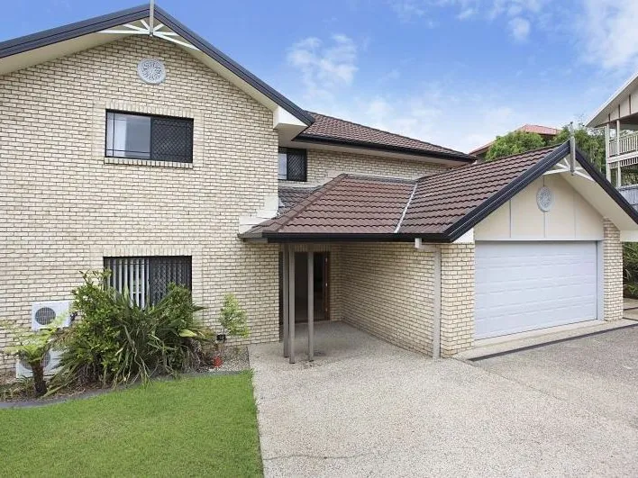 A Castle on 1000sqm in Castle Hill Estate with river views!