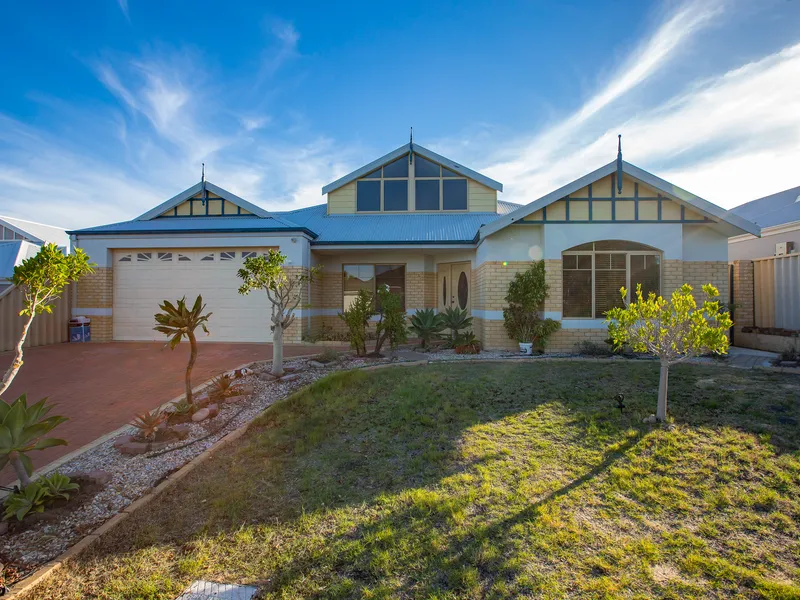 LARGE LIVING BY THE OCEAN
