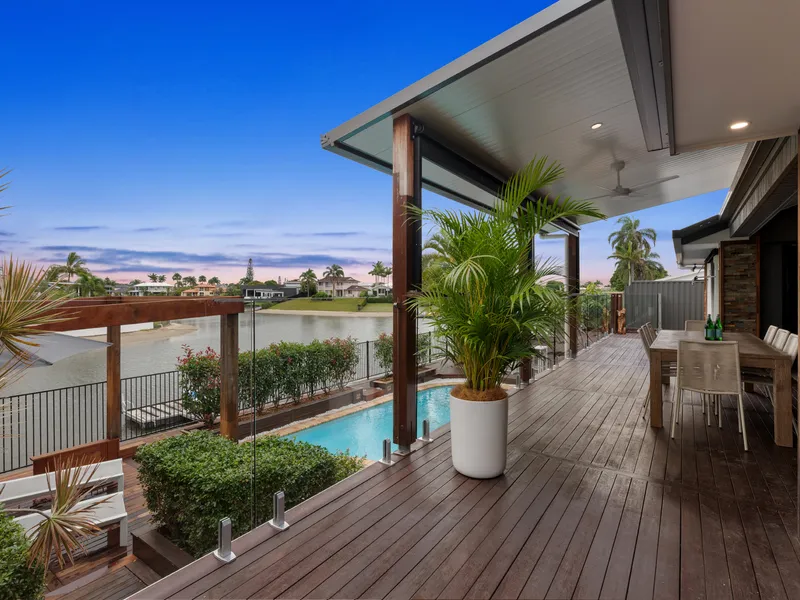 Renovated Dual-Living Sanctuary On Wide Water