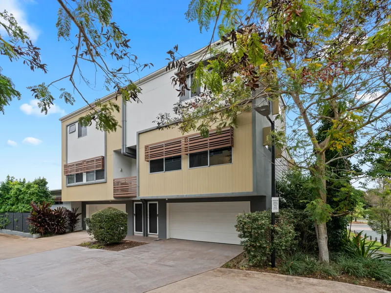 Prime Corner Position 2 Bedroom Property in the Sought-after Emerald Lakes 'Hilltop Residences'