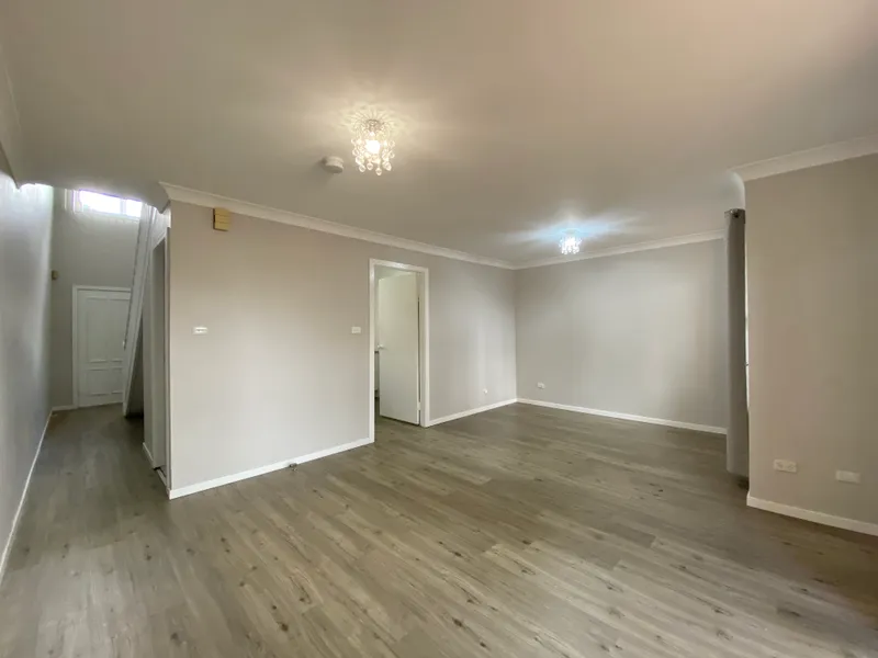 2 Bedroom Townhouse With Courtyard!