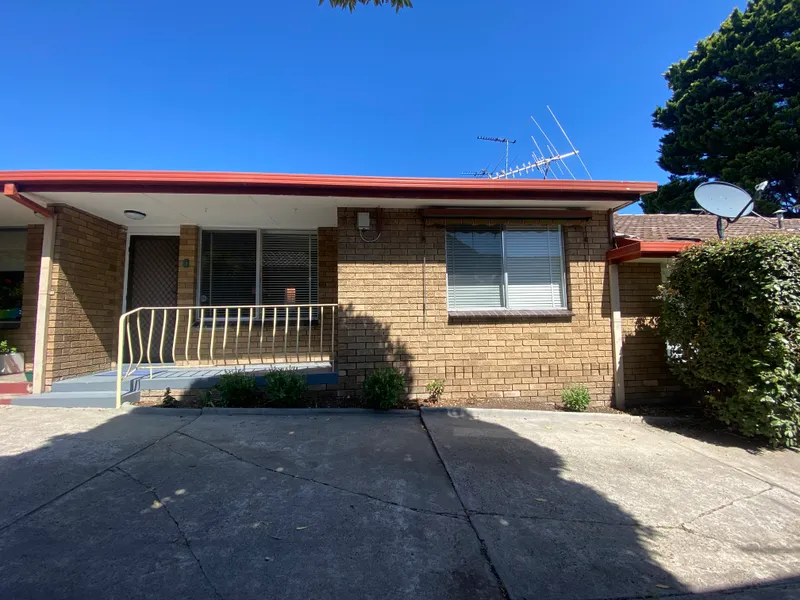 FRESHLY PAINTED 2 BEDROOM HOME