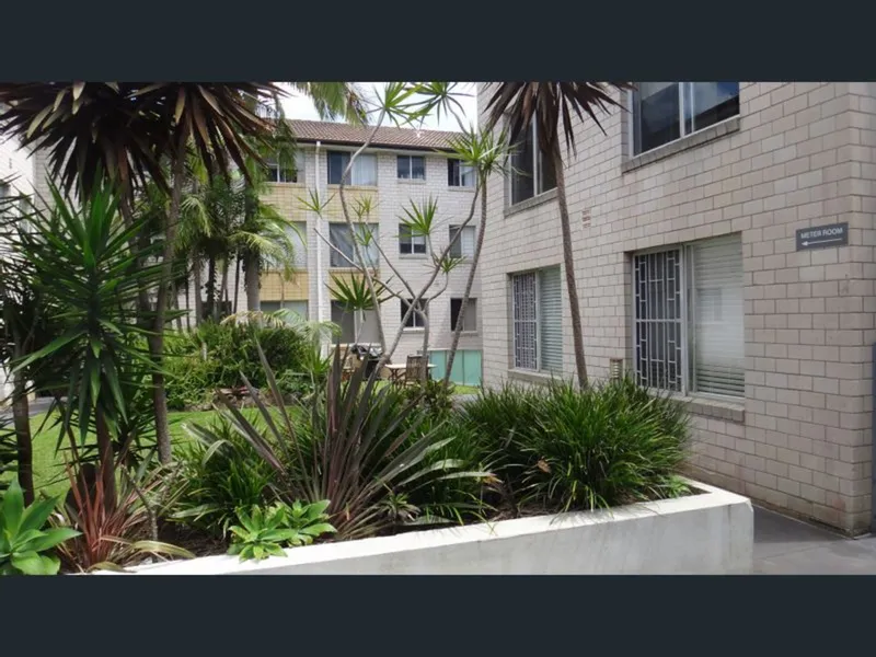 Beautiful renovated 2 bedroom apartment minutes from the beach