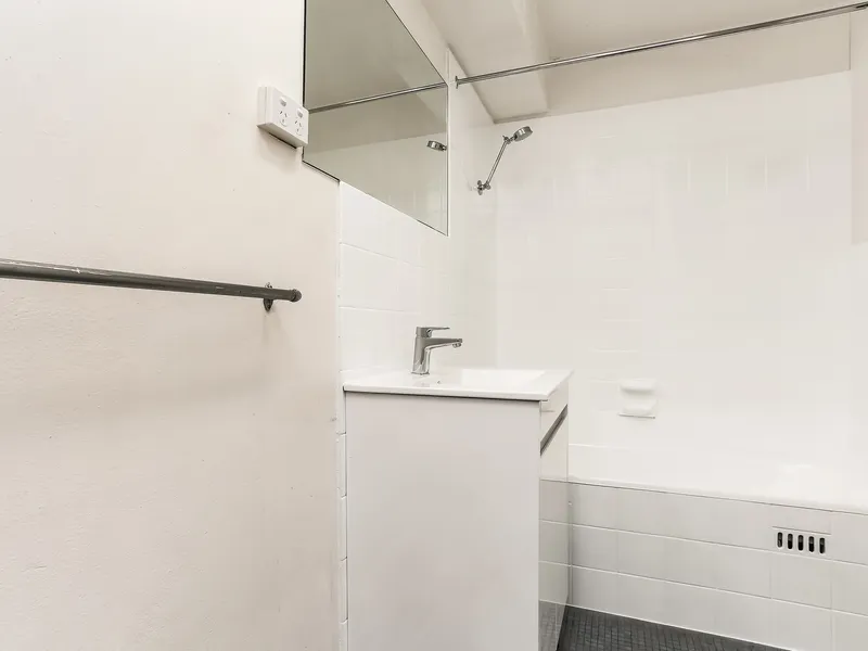 RENOVATED 1 BEDROOM BALCONY SECURITY PARKING CITY SKYLINE VIEWS PLEASANT ASPECT