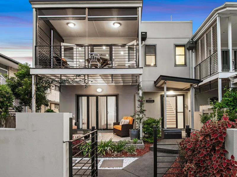 EAST BRISBANE STAND-ALONE TERRACE HOME WITH SWEEPING CITY VIEWS