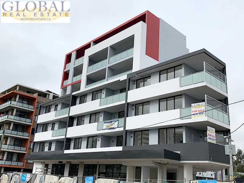 Stone Throw from Station!!