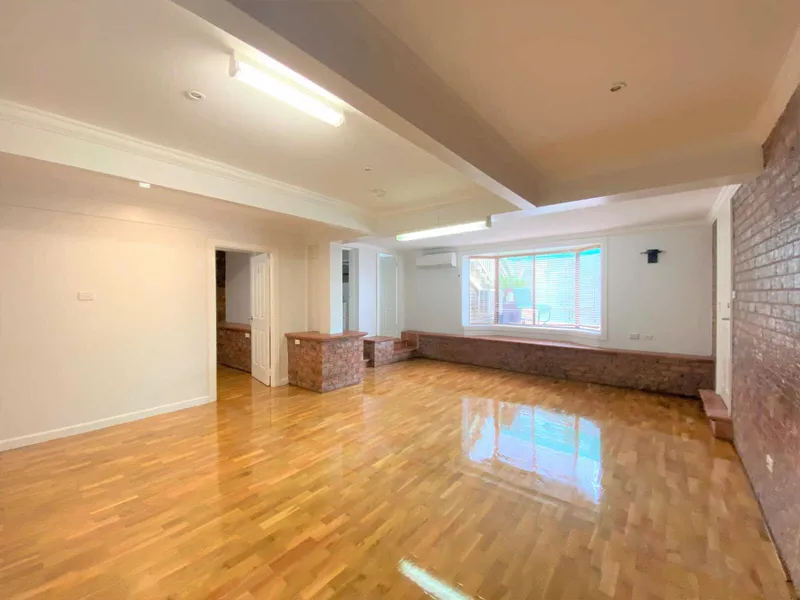 1 WEEKS FREE RENT! Spacious Duplex Style House, Split System AC, Water, Electricity & Internet Inc!