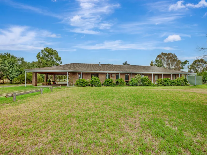 RURAL LIFESTYLE - 20 ACRES ON EDGE OF TOWN