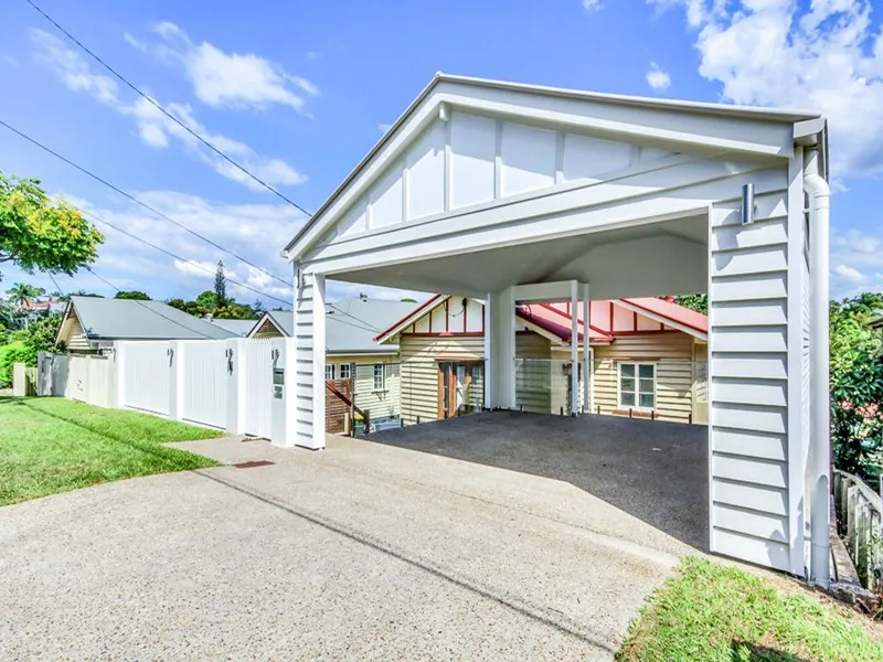 Three Bedroom Queenslander with Parking for Two Cars & Pet Friendly