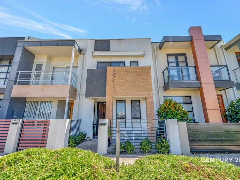 Contemporary townhouse in Lightsview!